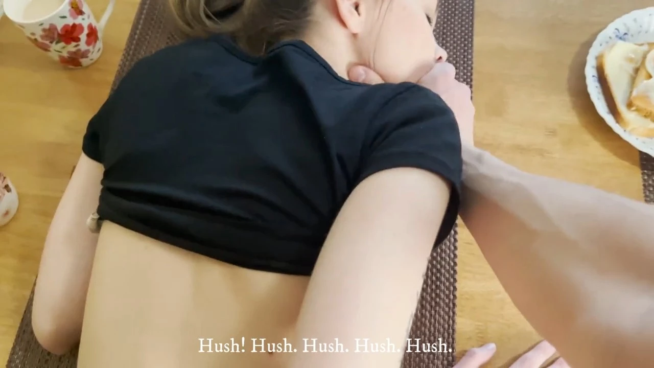 Трахаемся на скрытую, пока батя спит: веселье с сестренкой 🤫